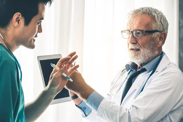 Medici che lavorano con tablet in ospedale . — Foto Stock