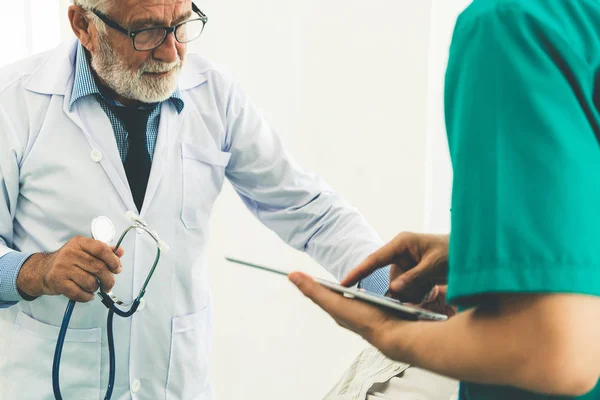 Medico maturo e paziente anziano in ospedale . — Foto Stock