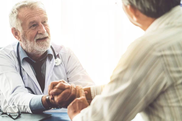Senior arts praten met de patiënt in het ziekenhuis. — Stockfoto