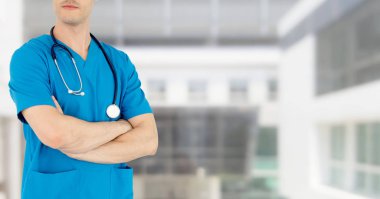 Hastanede çalışan genç erkek doktor..