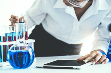 Biyokimya laboratuvarında çalışan bilim adamı.