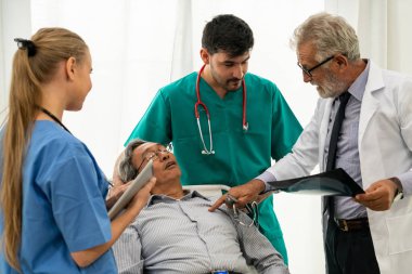 Hastanın x Ray film görüntüsü ile Doktor ekip çalışması.