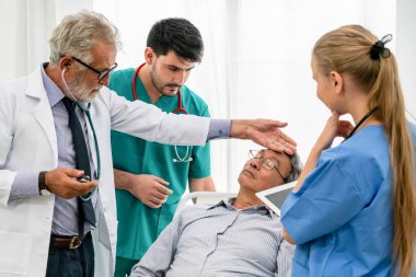 Doktor ekibi kıdemli yetişkin hasta bakımı.
