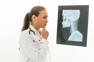 Doktor hasta başının x Ray filmi ile çalışıyor.