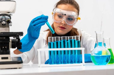 Kimyager laboratuvarında çalışan kadın bilim adamı.