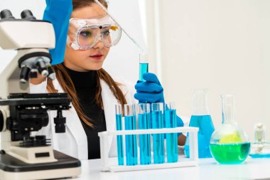 Kimyager laboratuvarında çalışan kadın bilim adamı.
