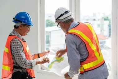 Çizim ile çalışan kıdemli mühendis ve mimar