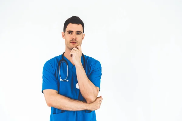 Médico en uniforme hospitalario sobre fondo blanco . — Foto de Stock