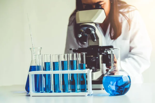 Scientist working in biochemistry laboratory. — Stock Photo, Image