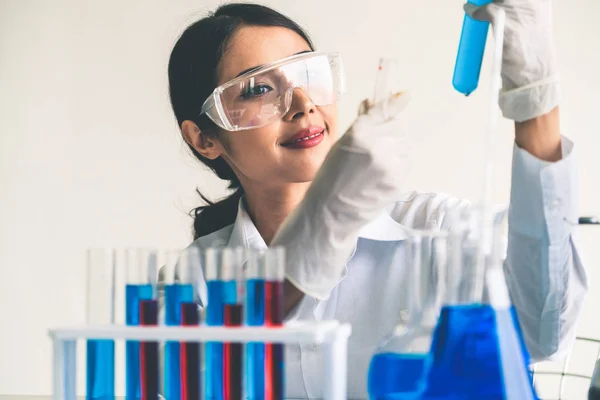 Scientist working in biochemistry laboratory. — Stock Photo, Image