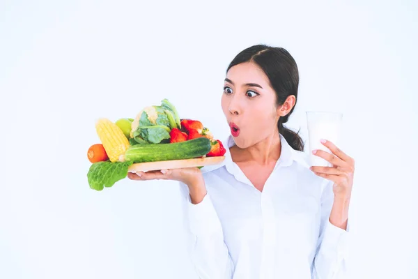 Mulher nutricionista apresentando alimentação saudável . — Fotografia de Stock