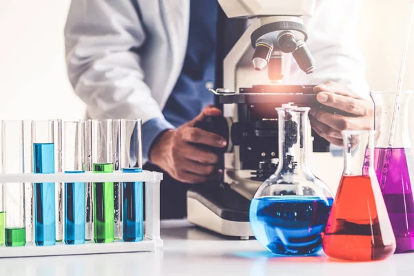 Cientista que trabalha em laboratório farmacêutico . — Fotografia de Stock