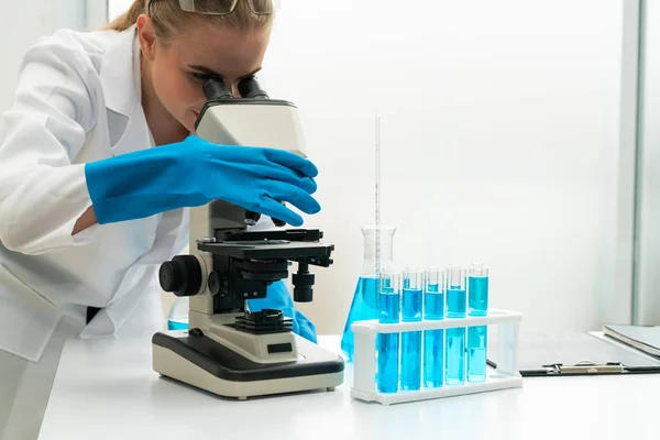 A kémikus laborban dolgozó női tudós. — Stock Fotó