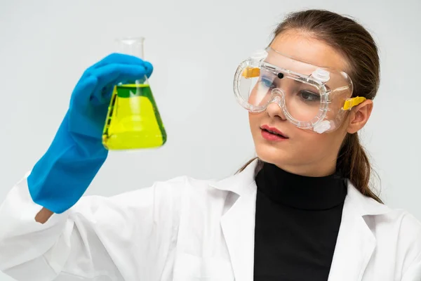 Kvinna forskare som arbetar i kemist laboratorium. — Stockfoto