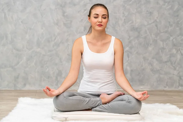 Jeune femme yoga sur tapis à la maison salon . — Photo