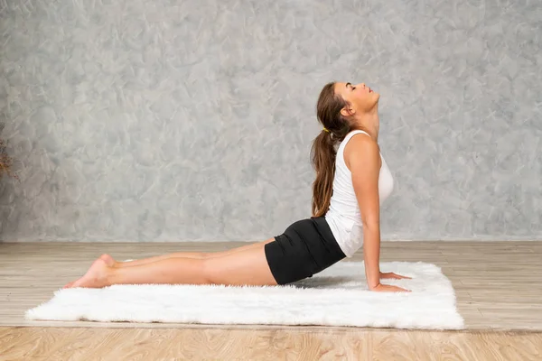 Mujer joven yoga en alfombra en casa sala de estar . —  Fotos de Stock