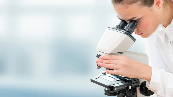 Investigador científico utiliza microscopio en laboratorio — Foto de Stock