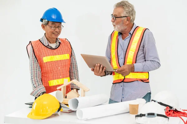 Senior ingenjör och arkitekt som arbetar med teckning — Stockfoto