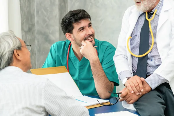 Squadra medica maschile che parla con la visita del paziente anziano — Foto Stock