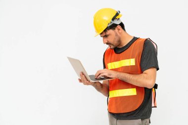 Beyaz arka plan üzerinde duran inşaat işçisi.