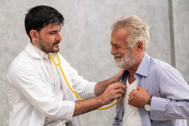 Kıdemli hasta hastanede doktor ziyaret.