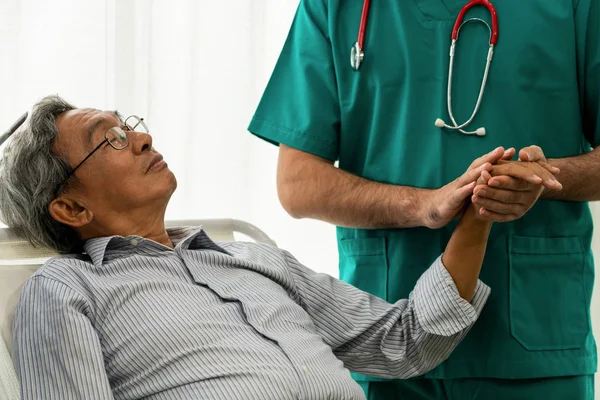 Médico masculino de mãos dadas de paciente idoso adulto . — Fotografia de Stock