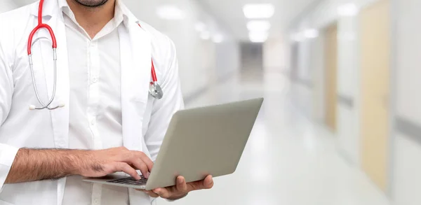 Médico usando computador portátil no hospital. — Fotografia de Stock