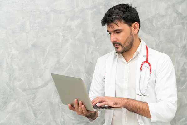 Médico usando computador portátil no hospital. — Fotografia de Stock