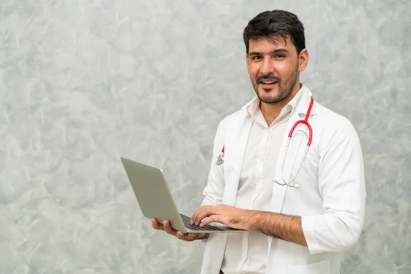 Az orvos laptopot használ a kórházban.. — Stock Fotó