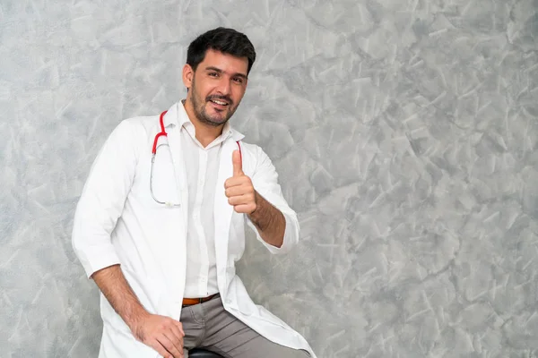 Joven médico masculino que trabaja en el hospital. — Foto de Stock