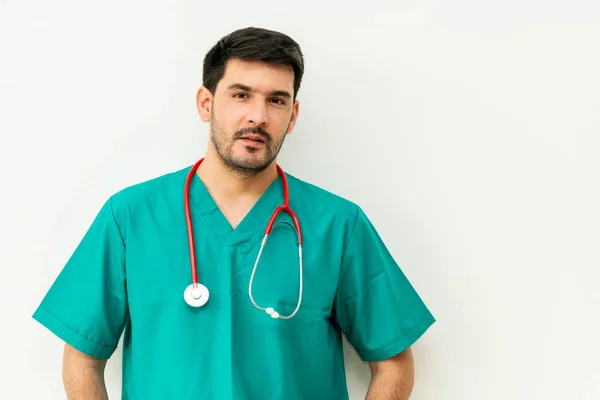 Personal médico masculino uniforme verde con estetoscopio . — Foto de Stock