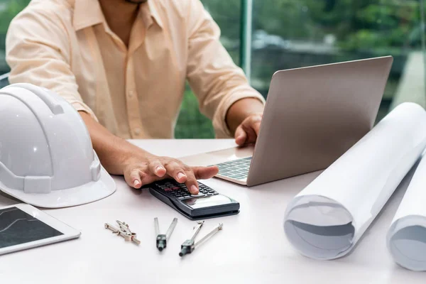 Junger Mann Architekt oder Ingenieur am Schreibtisch. — Stockfoto