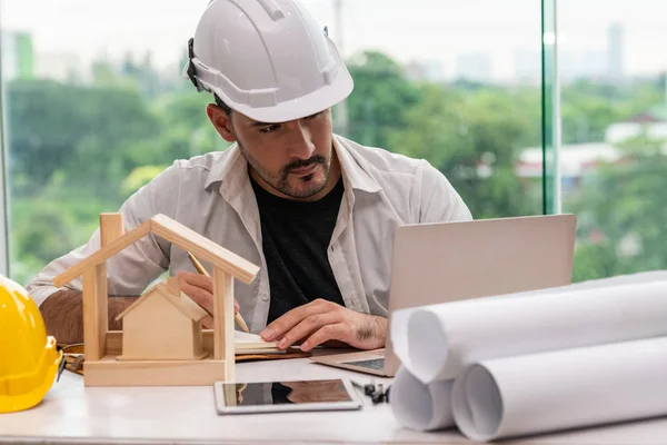 Architekt nebo inženýr mladého muže pracující na psacím stole. — Stock fotografie