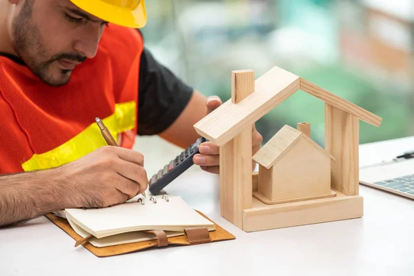 Junger Mann Architekt oder Ingenieur am Schreibtisch. — Stockfoto