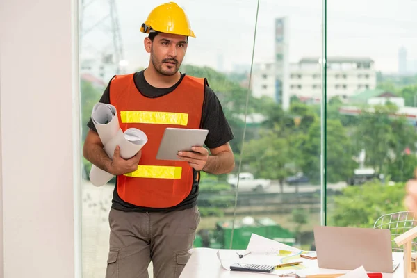 Bauingenieur arbeitet im Büro. — Stockfoto