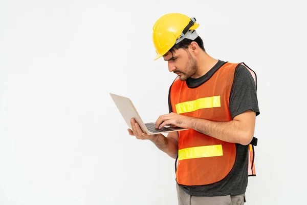 Bauarbeiter steht auf weißem Hintergrund. — Stockfoto