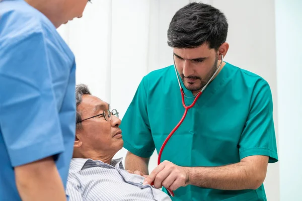 Doctor team het verzorgen van senior Adult patient. — Stockfoto