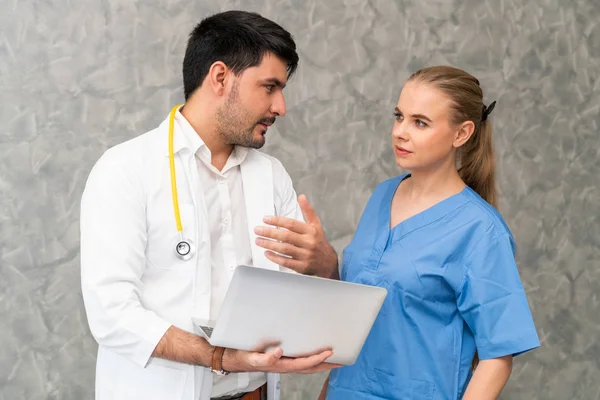 Médico y enfermera trabajando con computadora portátil . — Foto de Stock