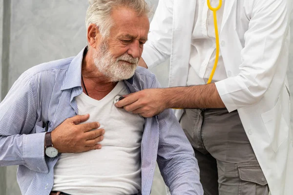 El paciente mayor visita al médico en el hospital . — Foto de Stock