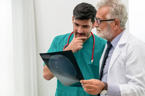 Doctor en el hospital trabajando en imagen de película de rayos X . — Foto de Stock