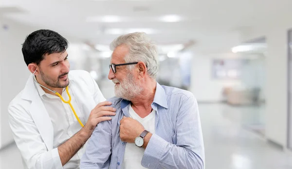 Лікар перевіряє здоров'я пацієнта в лікарняному кабінеті . — стокове фото