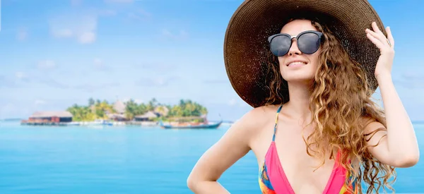 Щаслива молода жінка на пляжі в літній відпустці . — стокове фото