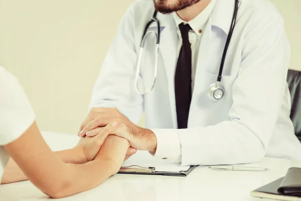 Médico y paciente femenino en el consultorio del hospital — Foto de Stock