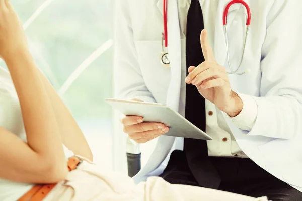 Médico y paciente femenino en el consultorio del hospital — Foto de Stock