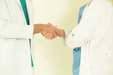 Gp doktor cerrahi doktor ile el sıkışıyor.