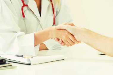 Doktor hastanede hasta ile el sıkışmak.