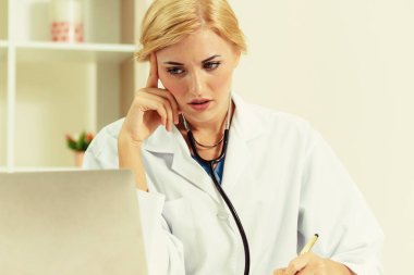 Hastane ofisinde çalışan ciddi doktor.