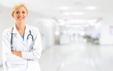 Hastane ofisinde çalışan kadın doktor..