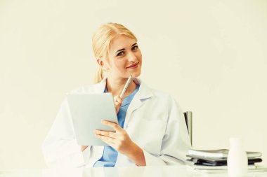 Hastanede tıbbi rapor üzerinde çalışan doktor.