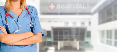 Hastane ofisinde çalışan kadın doktor..